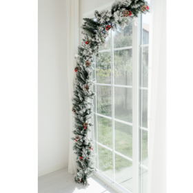 Ghrilanda artificiala Craciun cu crengute de brad verde, conuri si zapada, 2.7m Brazi de Craciun 250,29 lei