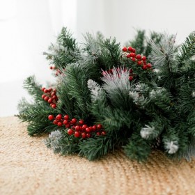 Ghrilanda artificiala Craciun cu crengute de brad verde, conuri si merisoare 2.7m Brazi de Craciun 250,29 lei