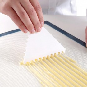 Razuitor aluat triunghiular cu margini zimtate, dinti mari 110x110mm, 6 buc/set Produse 41,17 lei