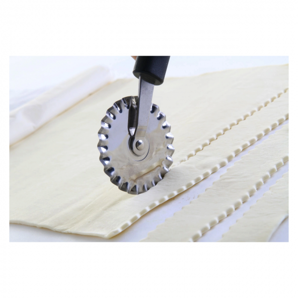 Cutit taiere aluat cu lama zimtata din inox, 180mm Produse 36,28 lei